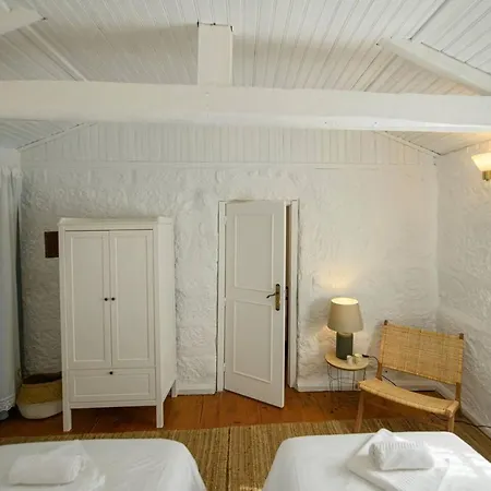 Casa Das Caneiroas Lovely 2-bed House In